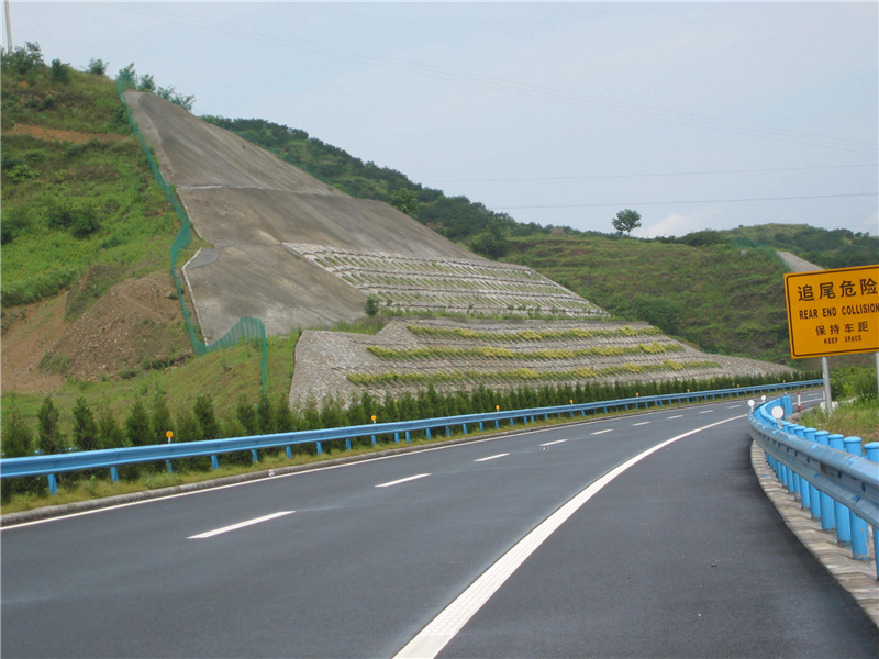 02G70高速公路高边坡治理.JPG